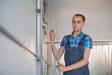 Mekanik bir garaj kapısı açma