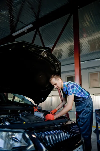 İş yerinde bir otomatik mekanik portresi