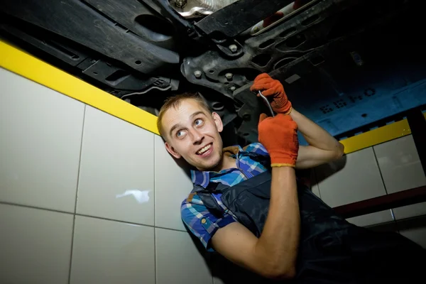 Prawdziwe Auto mechanik praca w garażu — Zdjęcie stockowe