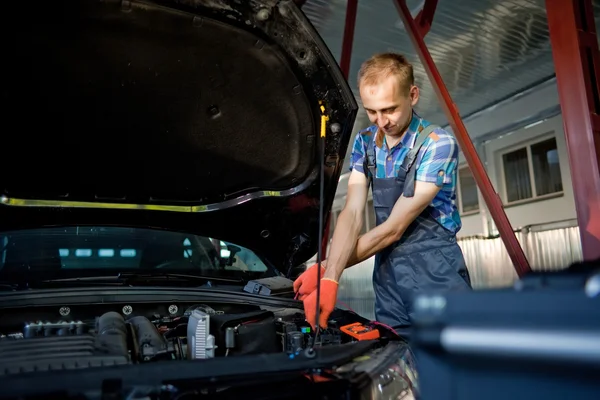 İş yerinde bir otomatik mekanik portresi