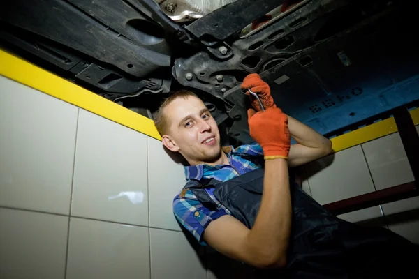 Prawdziwe Auto mechanik praca w garażu — Zdjęcie stockowe