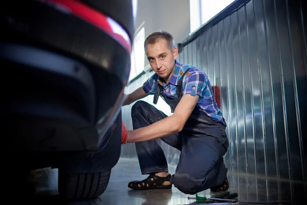 Prawdziwe Auto mechanik praca w garażu — Zdjęcie stockowe