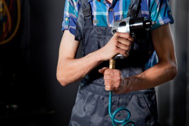 Gerçek otomotiv makinist işçisi garajda. Oto Servisi ve tanı