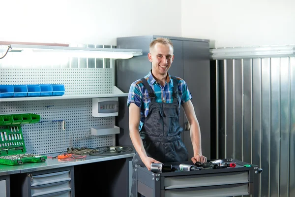 Un vrai mécanicien de garage. Service automatique et diagnostic Photos De Stock Libres De Droits