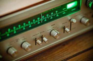 Makro, Vintage stereo pikap alici ölçeği ayarlama. ahşap dolap