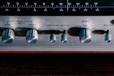 Ahşap dolap metal amplifikatör