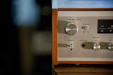 Ahşap kabin içinde Vintage stereo pikap alici