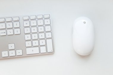 Beyaz klavye ve fare üstünde beyaz arka plan