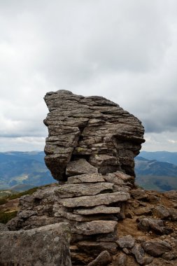 Dağlar manzara karanlık günde, büyük taşlar