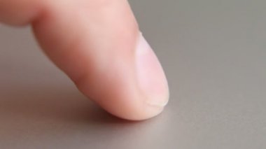 Parmak kullanarak dizüstü bilgisayar dokunmatik yüzey makro