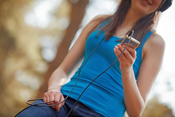 Mujer escuchando música —  Fotos de Stock