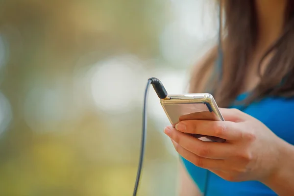 Vrouw die muziek luistert — Stockfoto