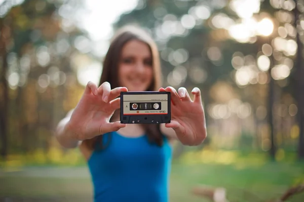 Ses kaset müzik konsepti ile onun elinde tutan kız