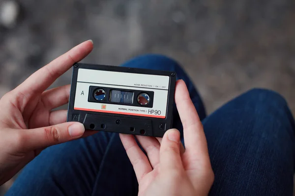 Schönes Mädchen mit einer Kassette in den Händen — Stockfoto