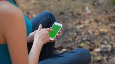 Yeşil ekranlı iphone kullanan bir kız