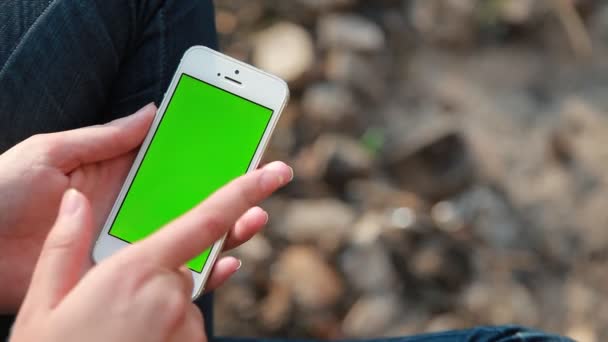 Una chica usando el teléfono con pantalla verde de cerca — Vídeos de Stock