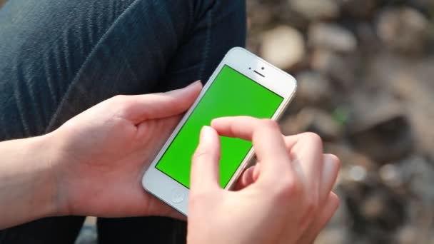 Una chica usando el teléfono con pantalla verde — Vídeos de Stock