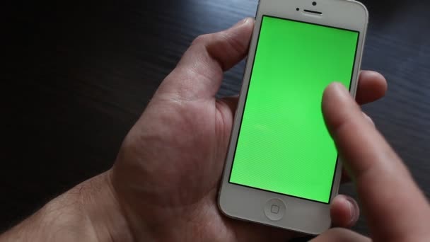 Смартфон с зеленым экраном — стоковое видео