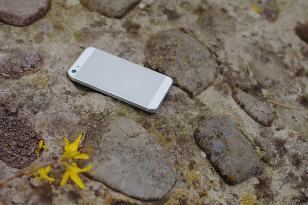 bir arka plan taş üstünde hareket eden telefon