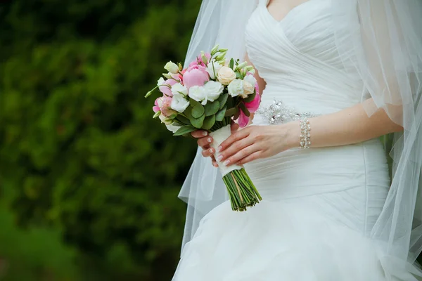Beautiful wedding flowers in hands — Stock Photo, Image