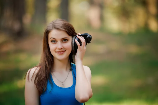 Beautiful girl and headphones — Stockfoto