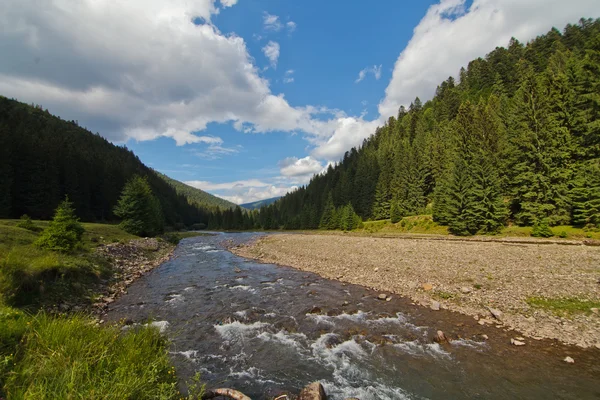 Karpaty dağ gölü
