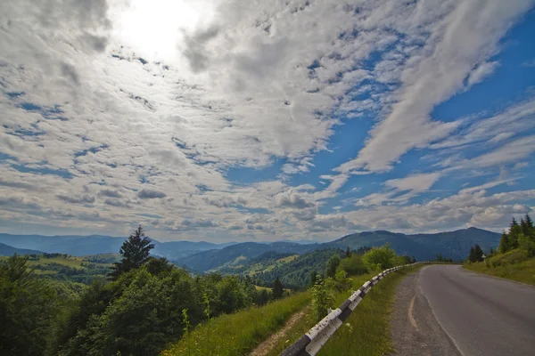 Weg naar ozero synevir in Oekraïne — Stockfoto