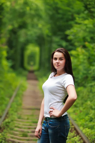 Vacker flicka i tunneln av kärlek. Vertikal — Stockfoto