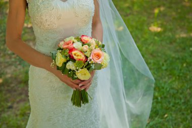 Gelin elinde güzel düğün çiçekleri