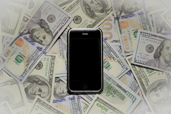 Amerikan Doları arka plan üzerinde cep telefonu