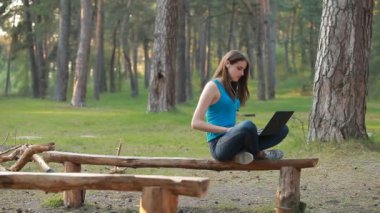 Konuşan genç güzel kadın ve nature.focusing içinde dizüstü kullanarak çalışma