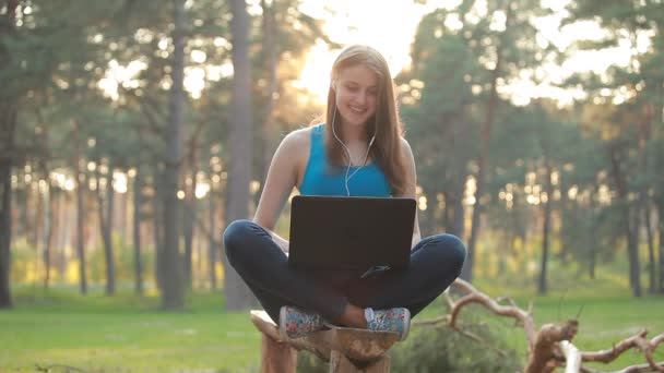 Menina bonita nova com laptop — Vídeo de Stock