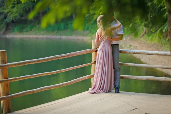 Young Caucasian couple on the lake. ozero-synevir — Stock Photo, Image