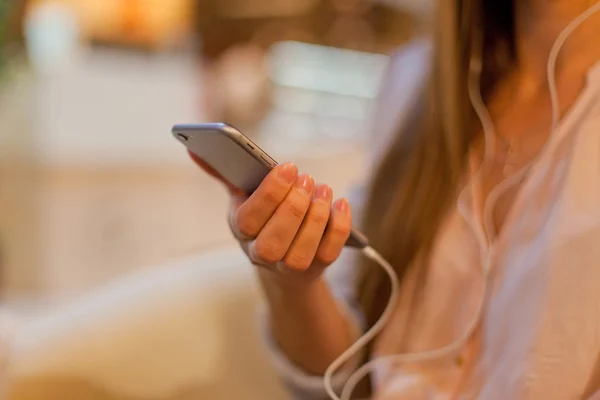 Woman leaning on the bar counter and text messaging with her mob — Stock Photo, Image