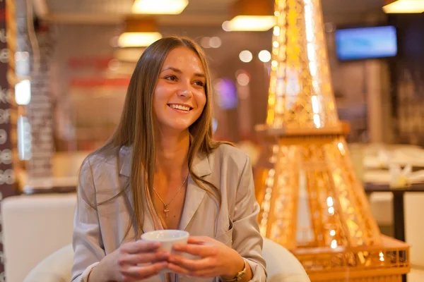 Kahve. Güzel kız Cafe kahve içme. Güzellik modeli