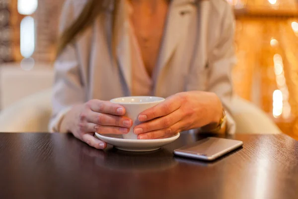 Mujer beber café en la cafetería —  Fotos de Stock