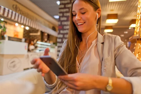 Jonge mooie vrouw praten op telefoon met vriend — Stockfoto