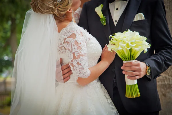 Bride & groom with wedding bouquet. Close up background — Stock Photo, Image