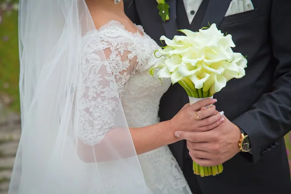 Bride & groom with wedding bouquet. Close up — Stock Photo, Image