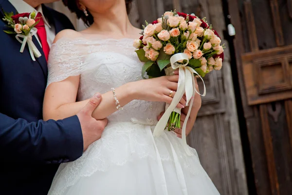 Hochzeitspaar Händchen haltend. Dunkle Szene — Stockfoto