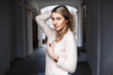 Bir kemer bir arka plan üzerinde şık bir kazak güzel moda kadın