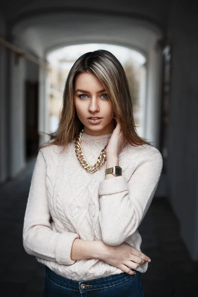 Junges schönes Mädchen mit Goldkette und Retro-Uhr posiert auf der Straße — Stockfoto