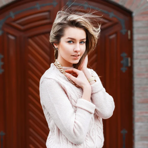 扉の背景にセーターの美しい少女. — ストック写真