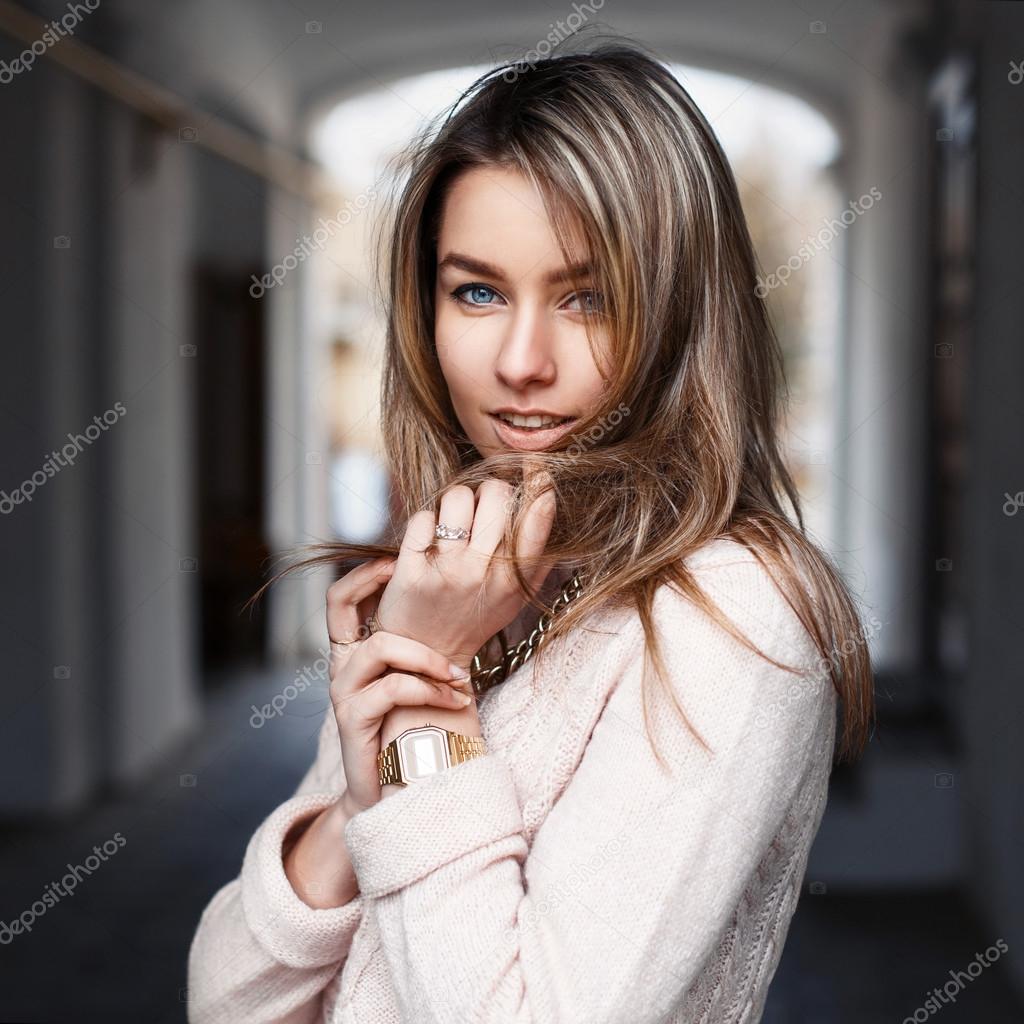Outdoors Portrait of a young beautiful woman in fashionable clothes