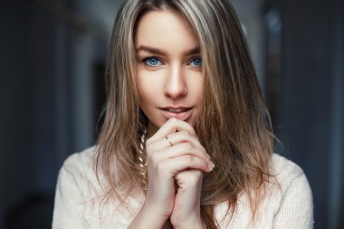 Genç güzel kız yüz yakınındaki elele