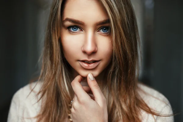 Gros plan portrait d'une jolie jeune femme aux yeux bleus étonnants — Photo