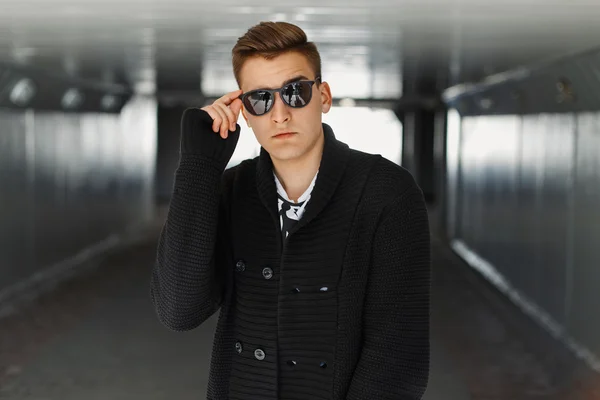 Young man adjusts his sunglasses — Stock Photo, Image