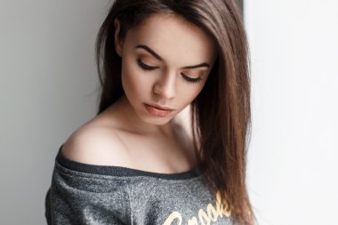 Şık bir gömlek şirin güzel kadın baktı