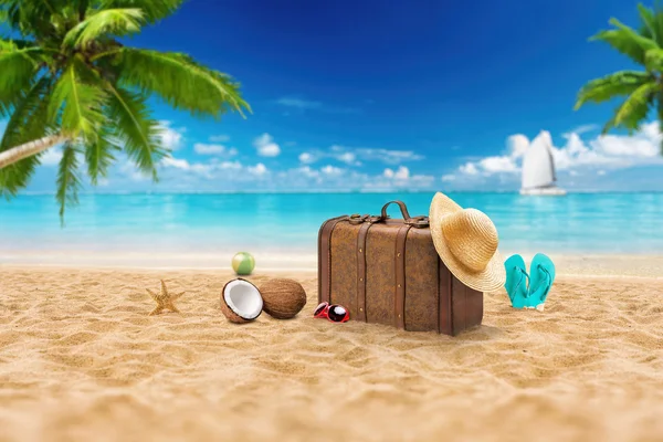 Maleta de vacaciones de viaje con gafas de sol, estrellas de mar, sombrero de paja y zapatillas de playa en la hermosa playa con palmeras. Anuncio sobre maleta de viaje —  Fotos de Stock