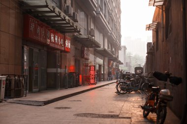 Tianjin, Çin - 13 Nisan: Çinliler Sokağı'nda günbatımı arka plan